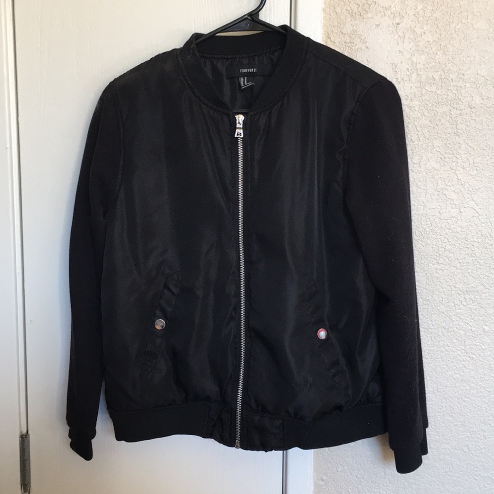Women’s med black zip up jacket